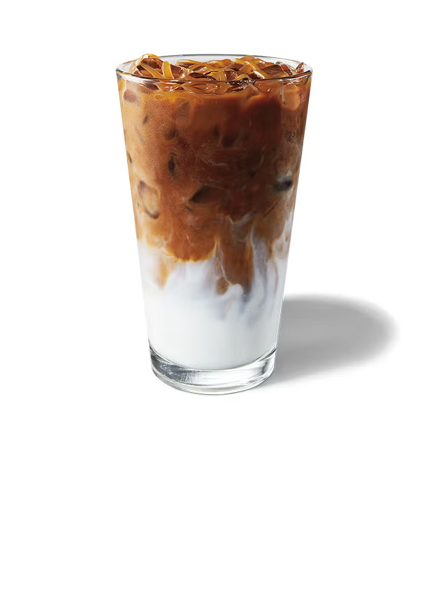 Un macchiato glacé au caramel dans un verre Tall