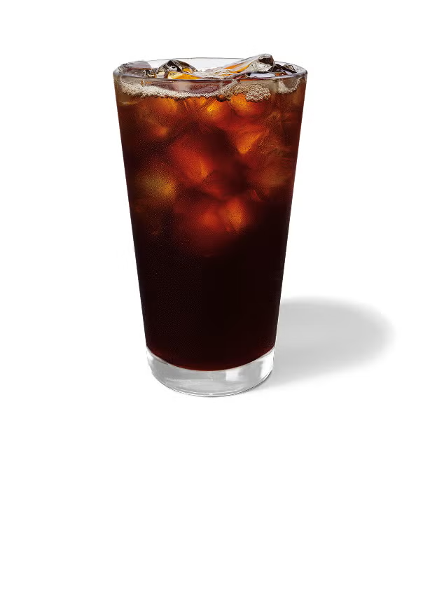 Un americano glacé dans un verre Tall