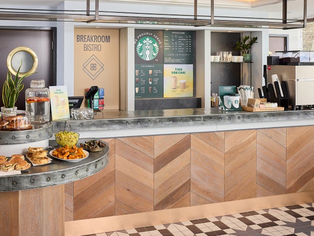 Un comptoir de service We Proudly Serve Starbucks