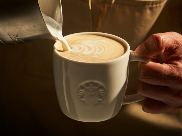 Création d’un motif de latte art dans un mug Starbucks en céramique