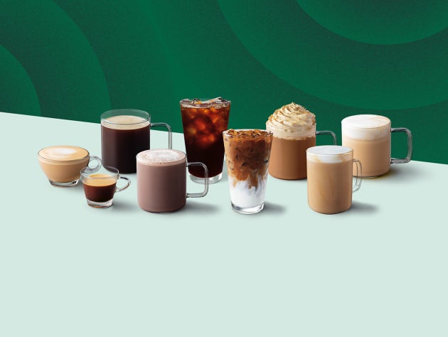 Un assortiment de cafés et autres boissons disposés sur deux rangées