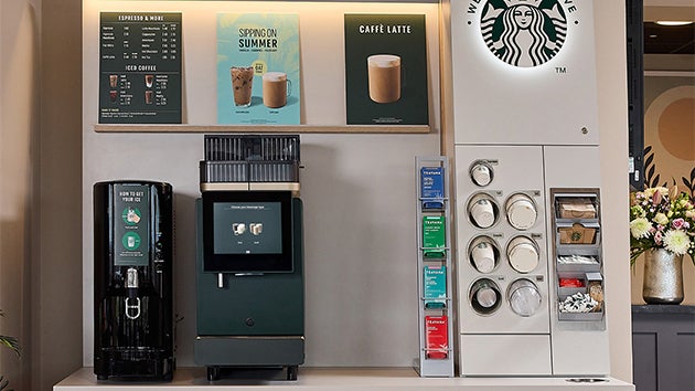 Une station de machines à café libre-service We Proudly Serve Starbucks