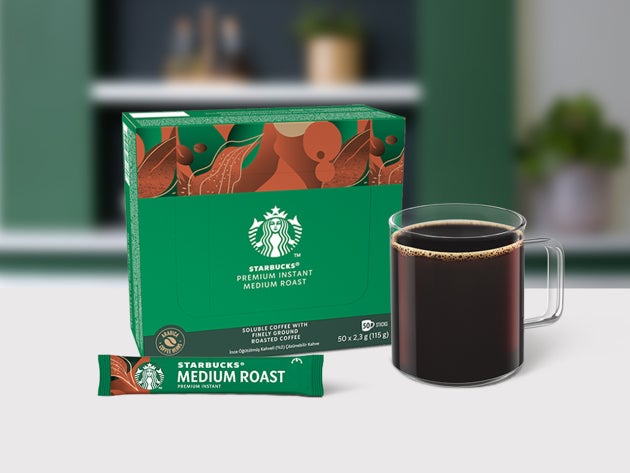 Café instantané Starbucks® Cappuccino Premium dans une tasse en verre, présenté avec un sachet et son emballage