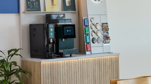 Une station à café compacte We Proudly Serve Starbucks dans une unité de soins ambulatoires d’un hôpital et équipée d’une mac